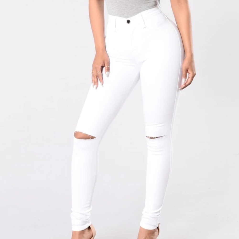 NWT Jeans Fashion Nova Knee Rip Jeans  5/26